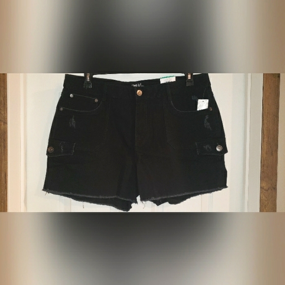 TIME AND TRUE HIGH RISE RELAX FIT BLACK SHORTS SIZE 18 - Picture 1 of 4